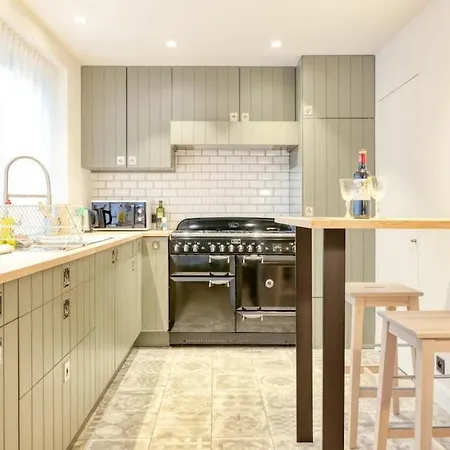 Apartment Chic 3-br Oasis In - Stylish Interiors
