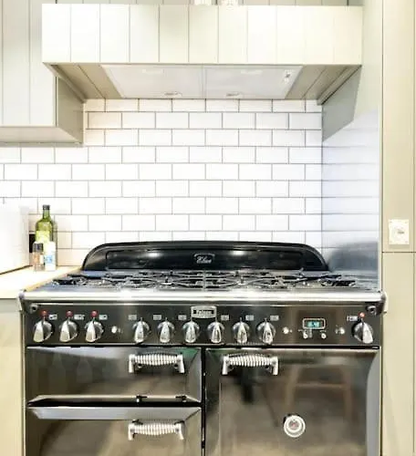 Chic 3-br Oasis In - Stylish Interiors Appartement