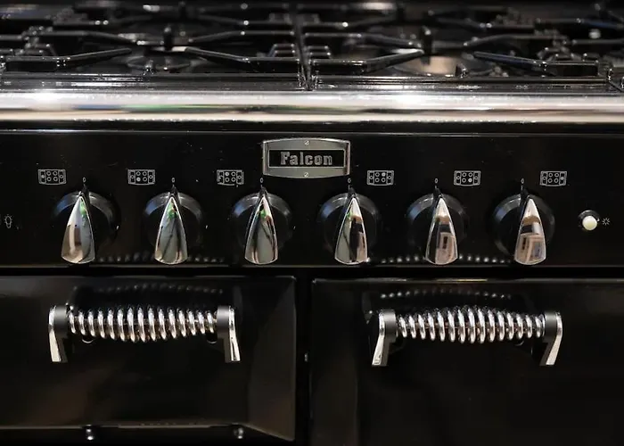 Chic 3-br Oasis In - Stylish Interiors Gent